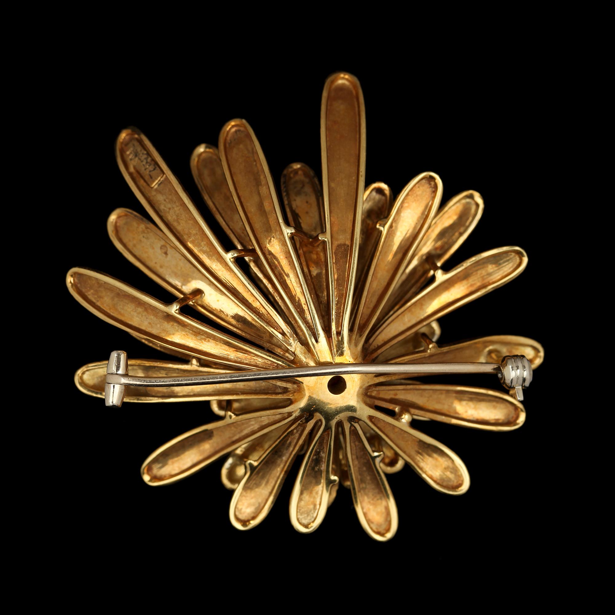 BROSCH, 18k guld med briljantslipade diamanter samt fasettslipade rubiner och blå emalj. Vikt 26 g.