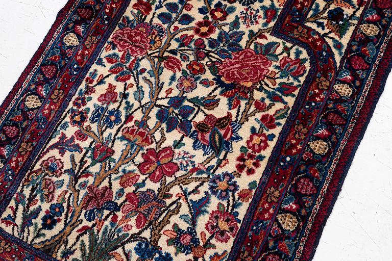 A semi-antique Meshad rug, signed, approx. 133 x 85 cm.