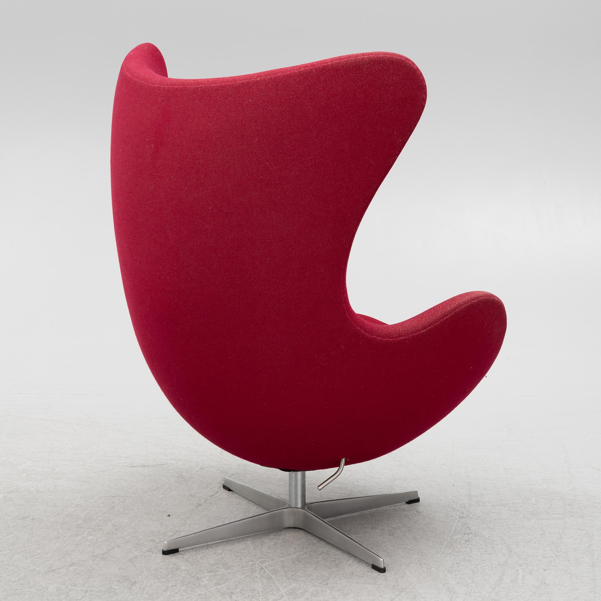 Arne Jacobsen, an armchair with footstool, "The Egg", Fritz Hansen, Danmark, 2000.