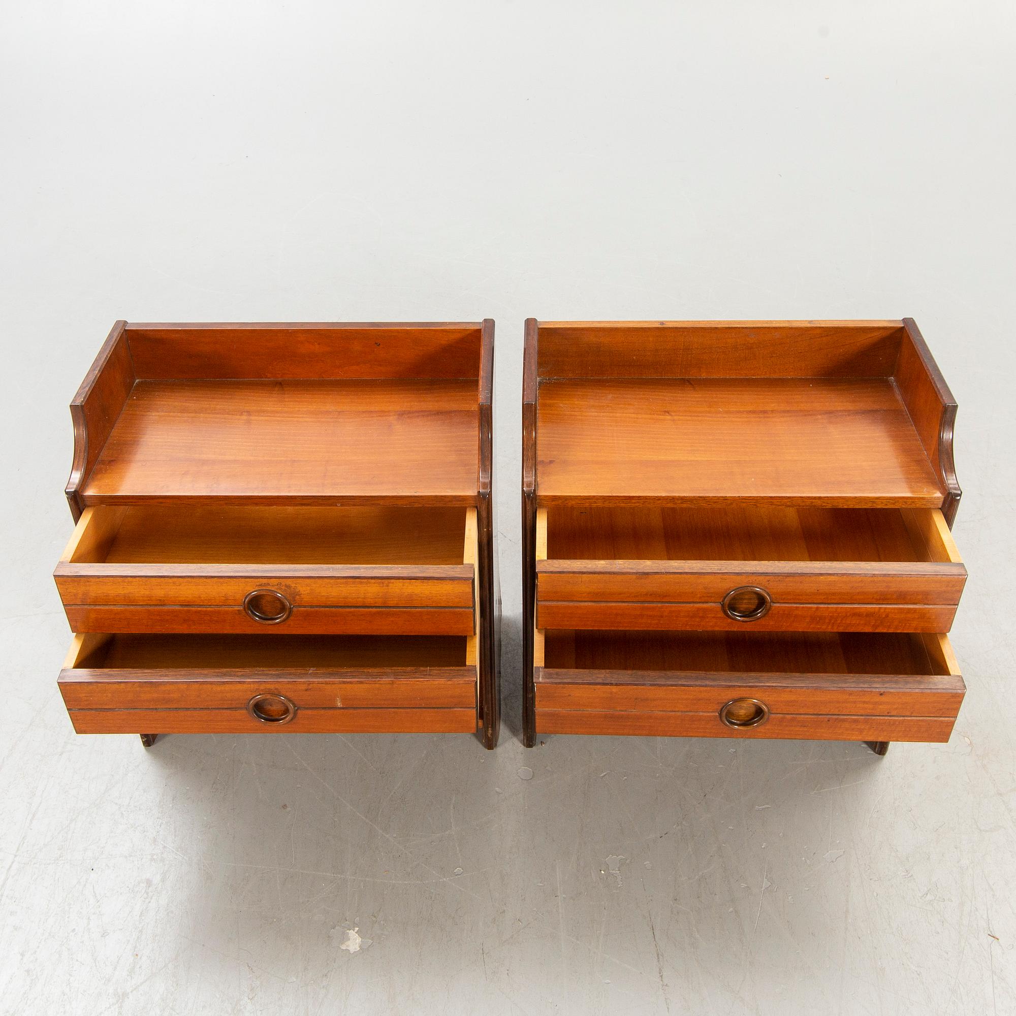 A pair of Italien 1950s/second half mahogany bedside tables.