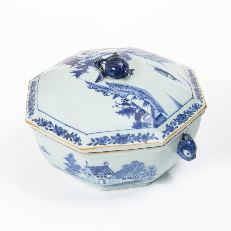 Terrin med lock, kompaniporslin, Kina, Qingdynastin, Qianlong (1736-95).