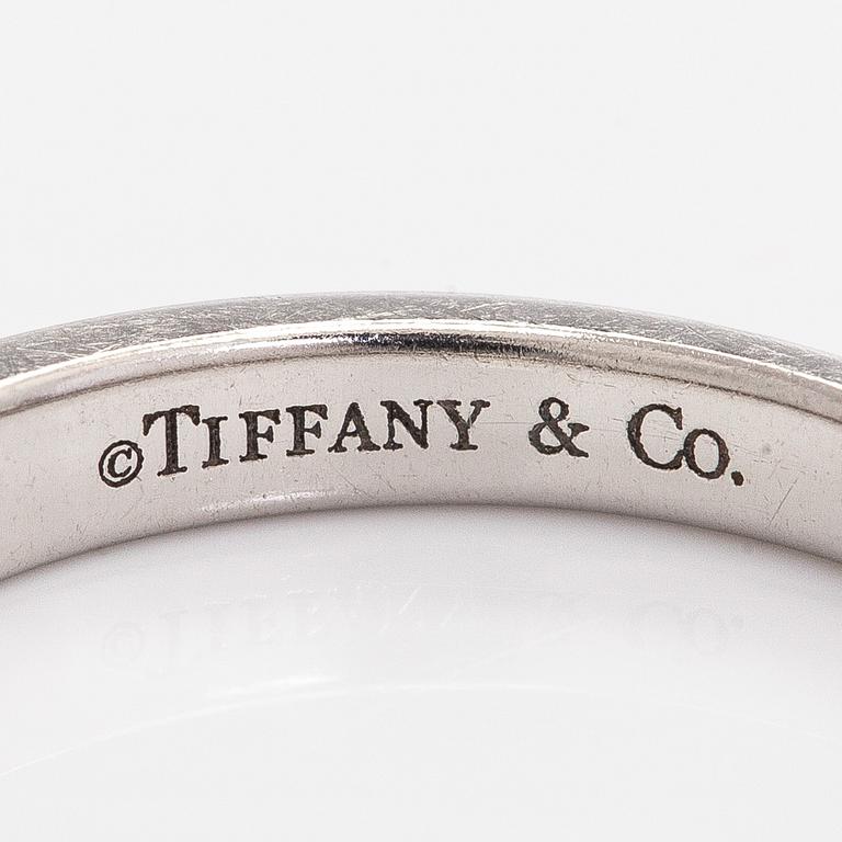 Tiffany & Co, sormus, "Tiffany Setting", platinaa ja briljanttihiottuja timantteja.