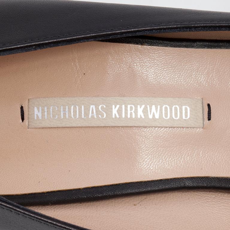 NICHOLAS KIRKWOOD, a pair of black leather pumps. Size 37.