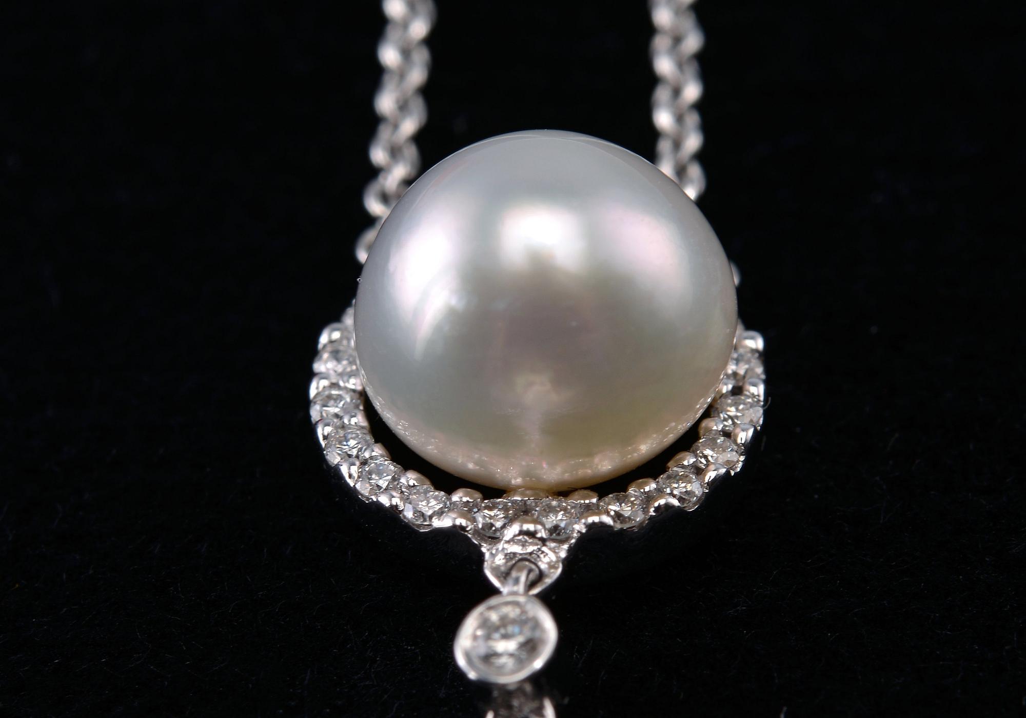 A PENDANT, brilliant cut diamonds c. 1.42 ct. South sea pearls 9 and 14 mm. 18K white gold, weight 15,6 g.