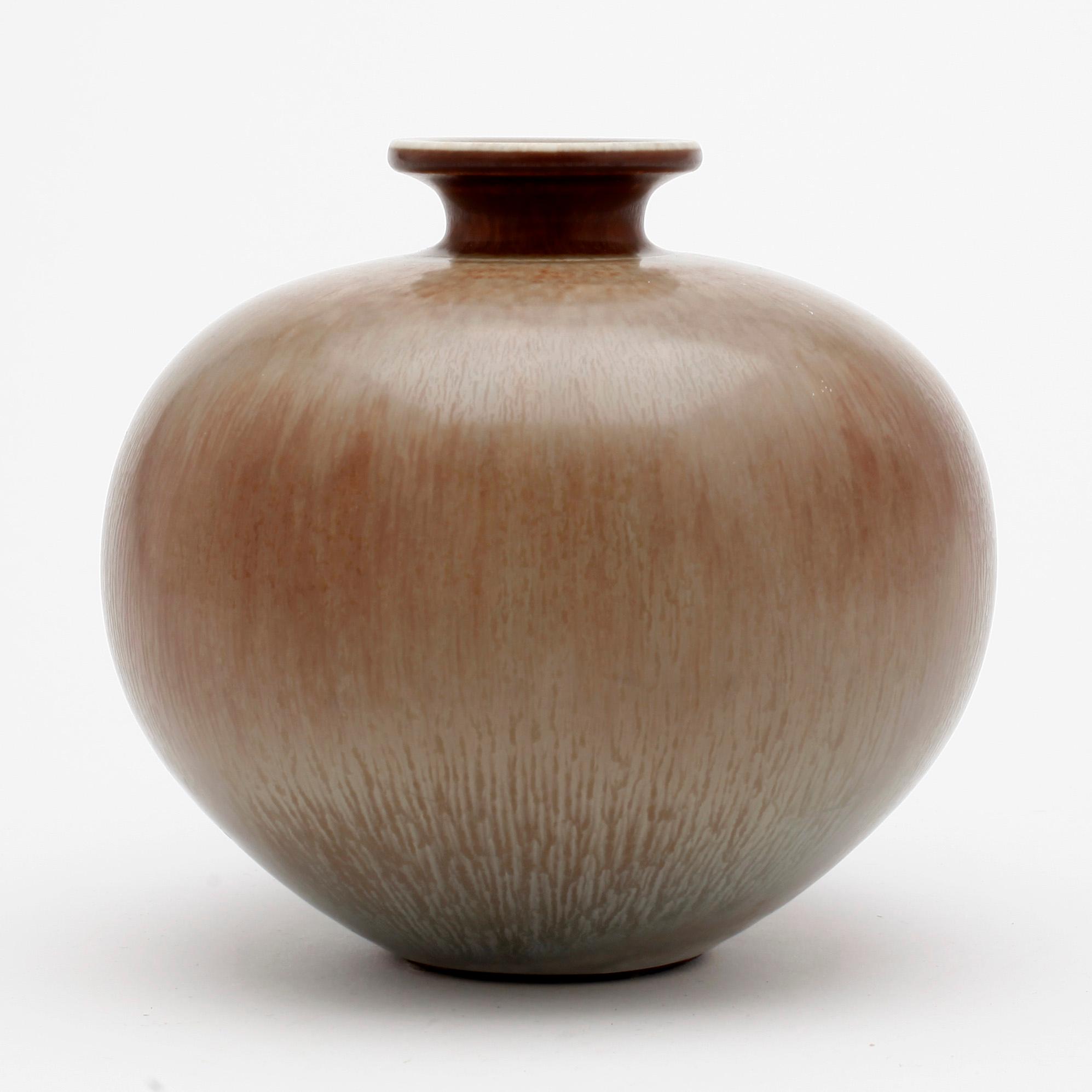 VAS, stengods, Berndt Friberg, Gustavbergs studio, signerad och daterad 1976.