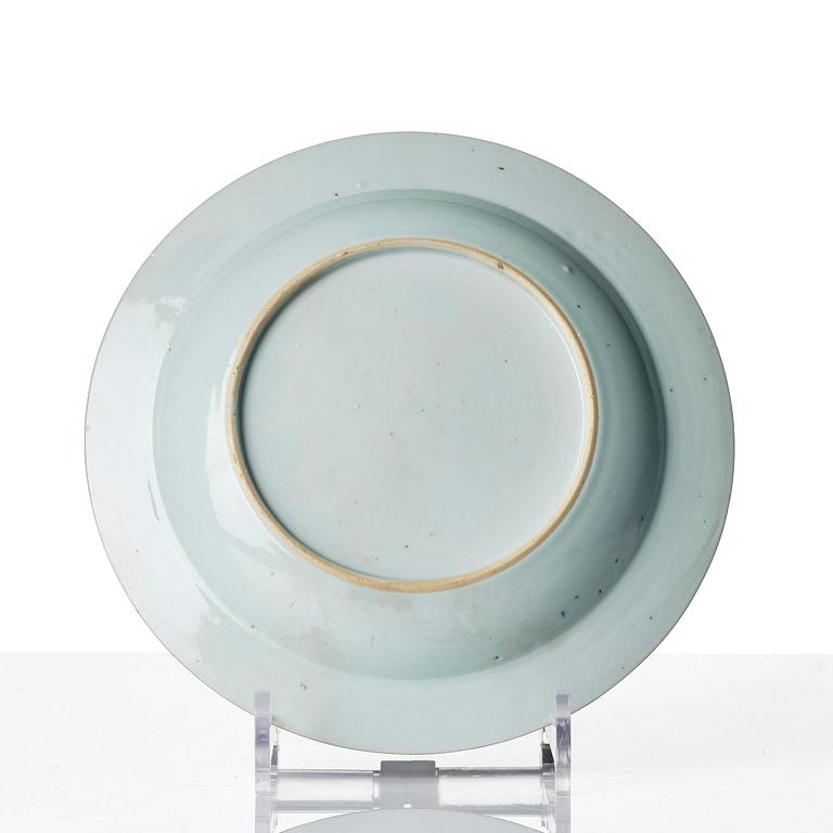 Tallrikar, tre stycken, porslin. Qingdynastin, Yongzheng (1723-35).