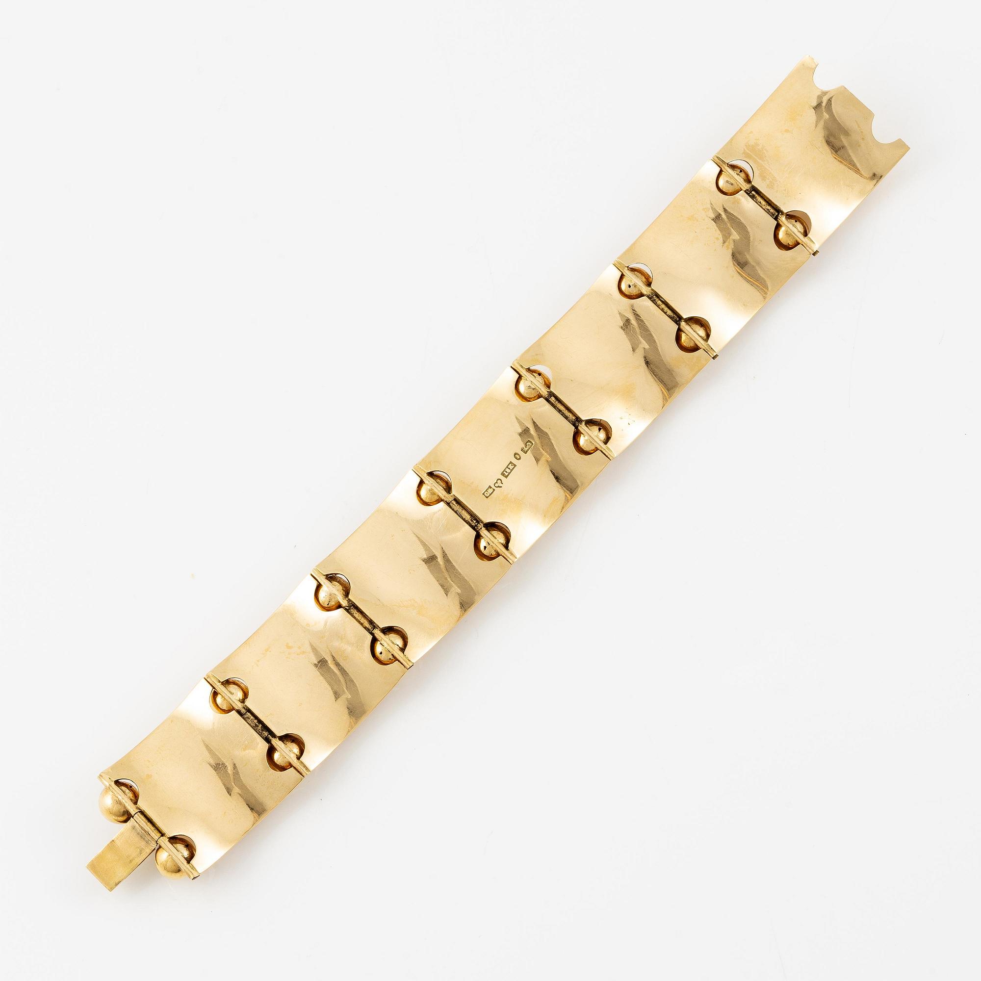 A bracelet 18K gold with enamel details.