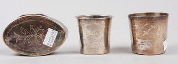 SNUSDOSA SAMT TVÅ SUPKOPPAR, silver, bla Isak Söderholm, Söderhamn 1819.