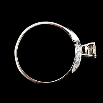 RING, 14 k vitguld, briljantslipade diamanter tot ca 0,69 ct.