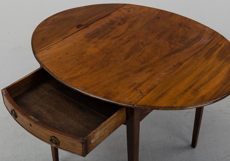 A English Pembroke table, late 19th or early 20th century.