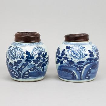 A pair of blue and white jars, Qing dynasty, 19th Century.