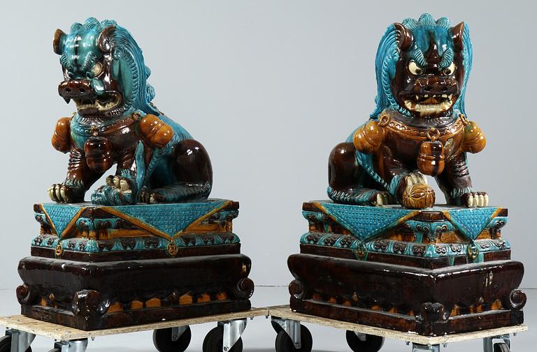 TEMPELLEJON, ett par, stengods, Kina, 1800/1900-tal.