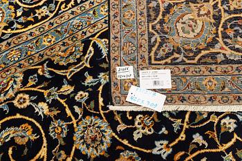 A Kashan carpet, a. 420 x 309 cm.