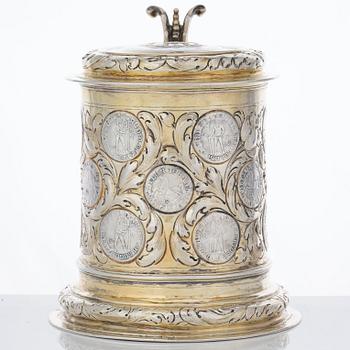 Dryckeskanna, sannolikt av Abraham Wilde (verksam i Königsberg 1676-?).