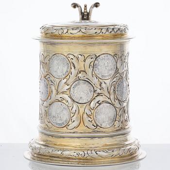 A German 17th century silver-gilt tankard, mark possibly of Abraham Wilde (Königsberg 1676-?).