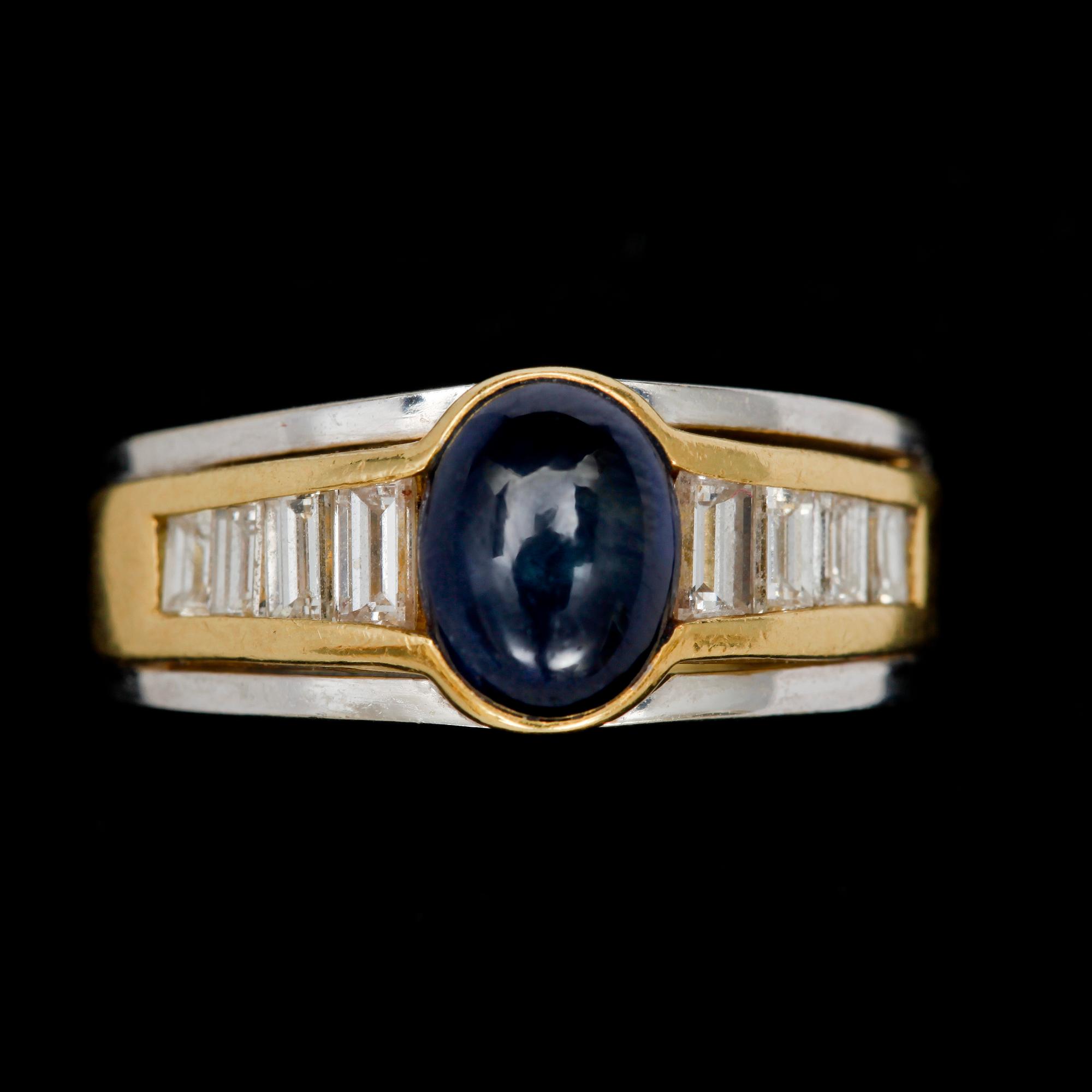 RING, 18k guld resp vitguld med baguettslipade diamanter samt cabochonslipad safir. Vikt 5,2 g.