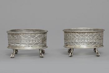 SALTKAR, ett par, silver och glas, otydl stplr, trol Stockholm 1786. Tot vikt exkl insats 95 g.