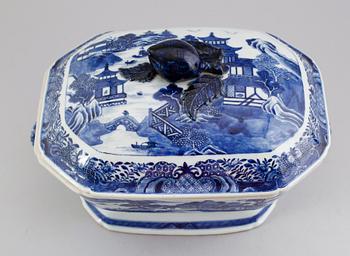 TERRIN MED LOCK, porslin, Kina, 1700/1800-tal.