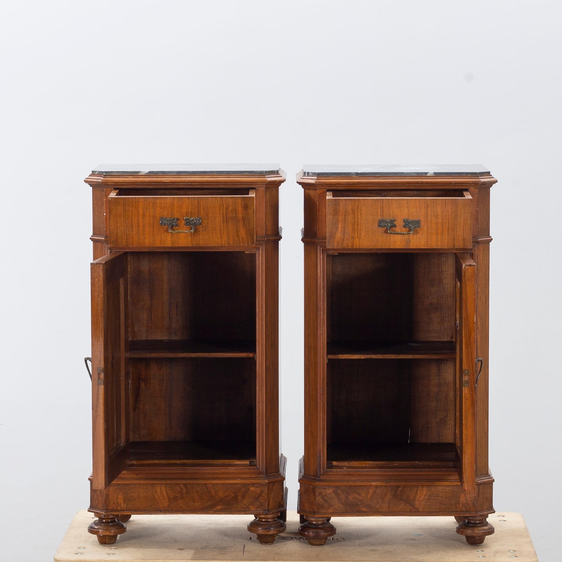 SÄNGBORD ett par 1900-talets första hälft.