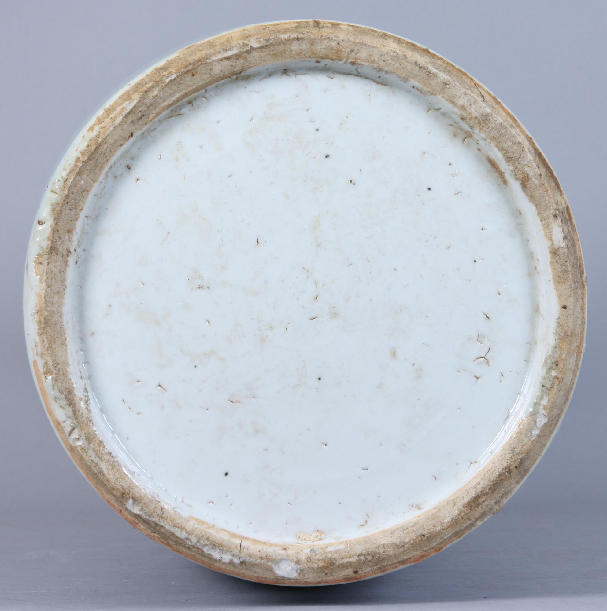 GOLVURNA, porslin, Kina, 1800-tal.