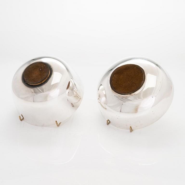 Pekka Piekäinen, two bowls in sterlingsilver och silver, Tarkiainen, Helsinki 1988 and Auran Kultaseppä, Turku 1978.