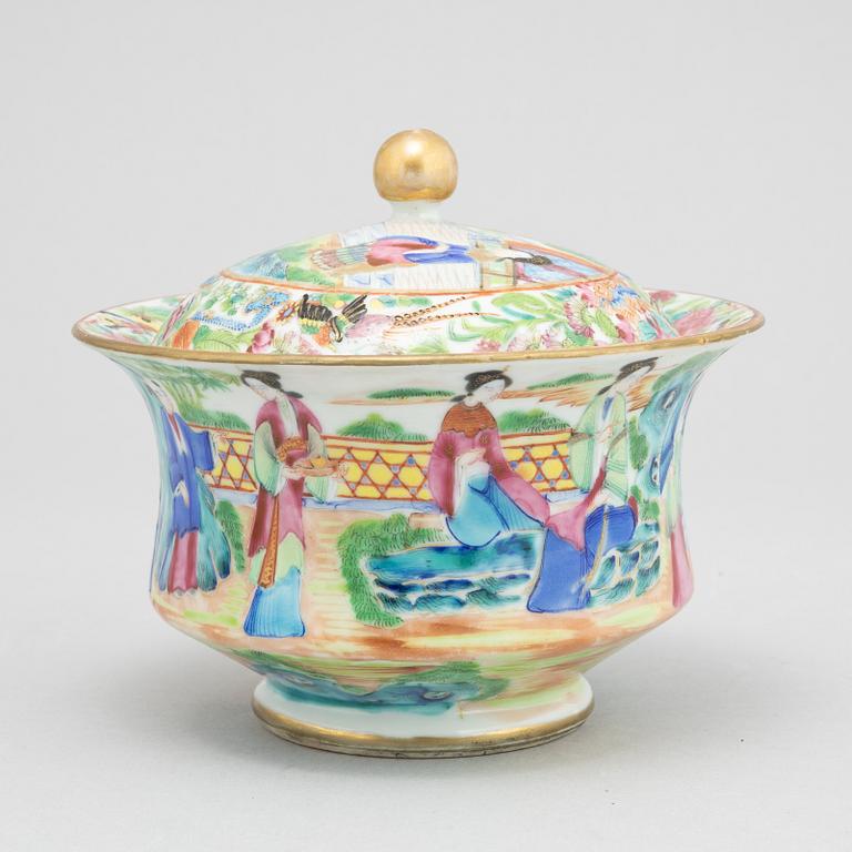 A famille rose Canton jar with cover, Qing dynasty, 19th Century.