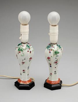 LAMPFÖTTER/VASER, ett par, porslin, Kina 1700/1800-tal.