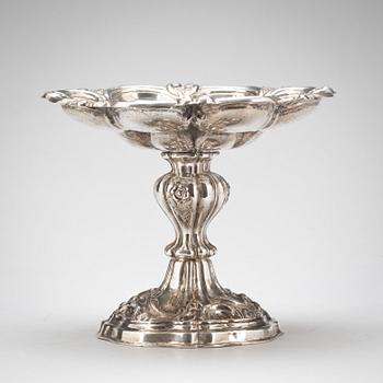 SKÅL på fot, silver, Adolf Lillja, Stockholm 1850. Vikt ca 516 g.
