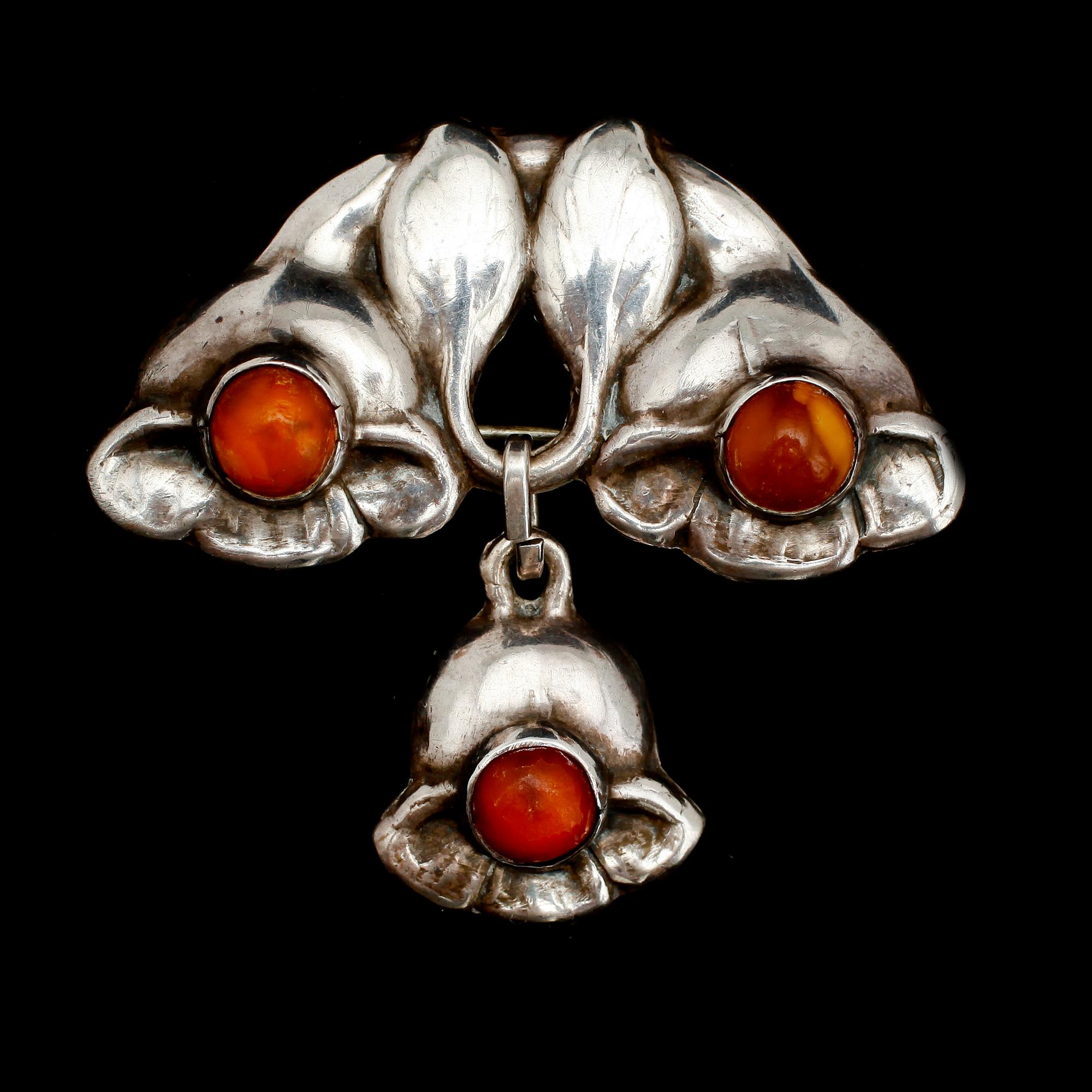 BROSCH, silver och bärnsten, jugendstil, tidigt 1900-tal.