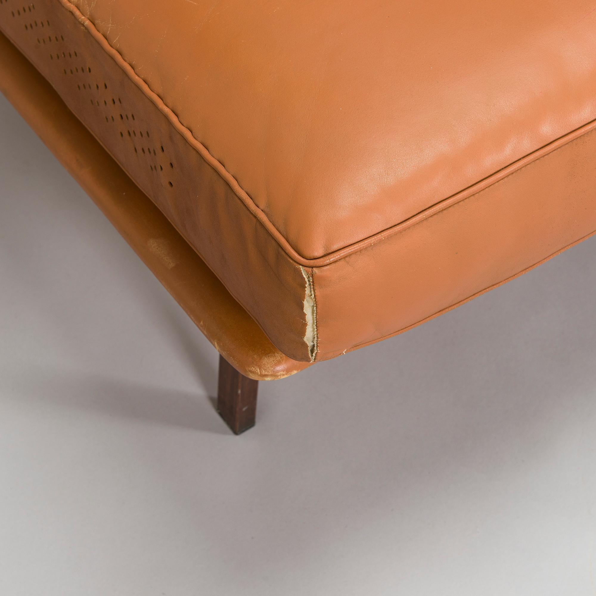 Ilmari Tapiovaara, sohva / nojatuoleja 3 kpl, valmistaja Lukkiseppo, 1900-luvun puoliväli.