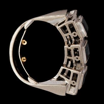 RING, tre trappslipade blå safirer.