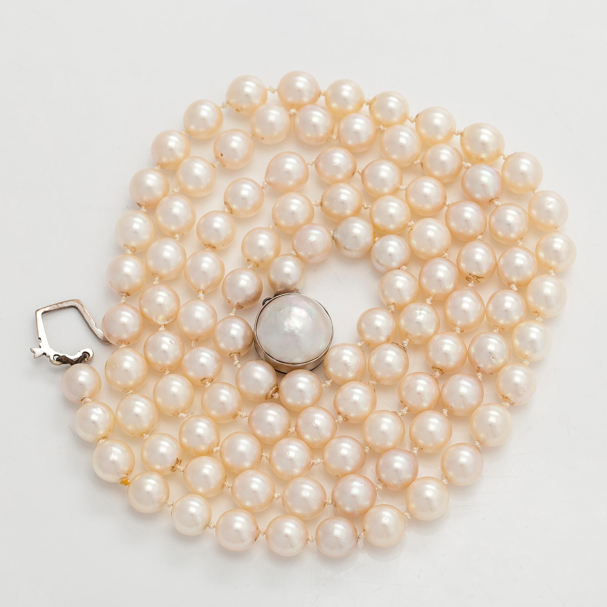 Helminauha, japanilaiset barokkihelmet, lukko 18K valkokultaa.