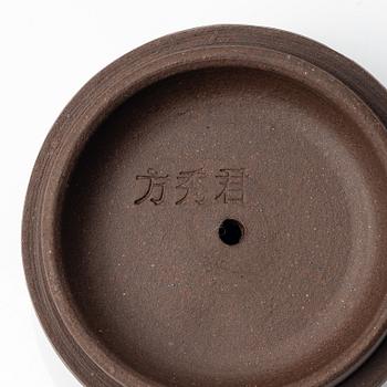 A group of three Chinese yixing teapots, 1980s.