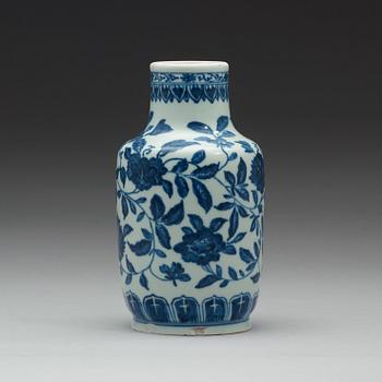 A blue and white vase, Qing dynasty, 19th Century.