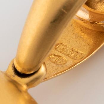 Medaljong guld med kedja.