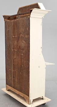 KRONSKÅP, gustavianskt provinsarbete, omkring 1800.