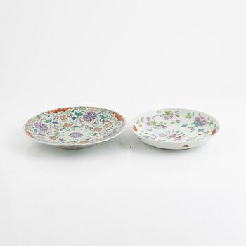 Two familjen Rose porcelain dishes, late Qing dynasty.