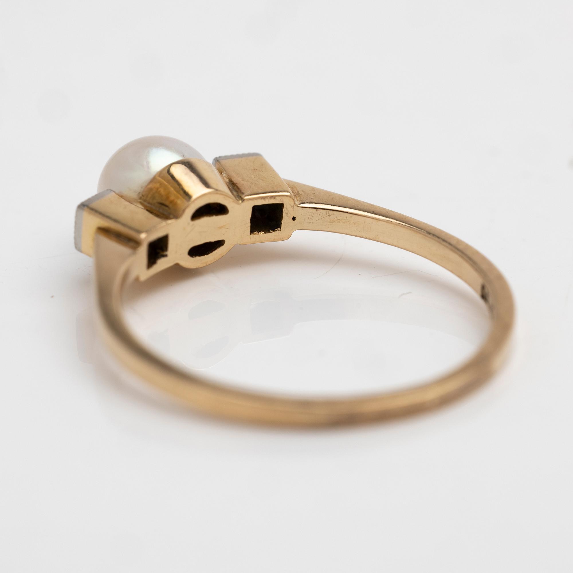 18K gold ring with a cultured pearl and diamonds, Axel Bergman Stockholm 1958.