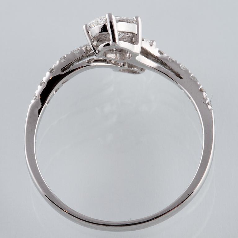RING, 18K vitguld med 2 ovalslipade samt 16 briljantslipade diamanter ca 0.75 c. Vikt 2,0 gram.