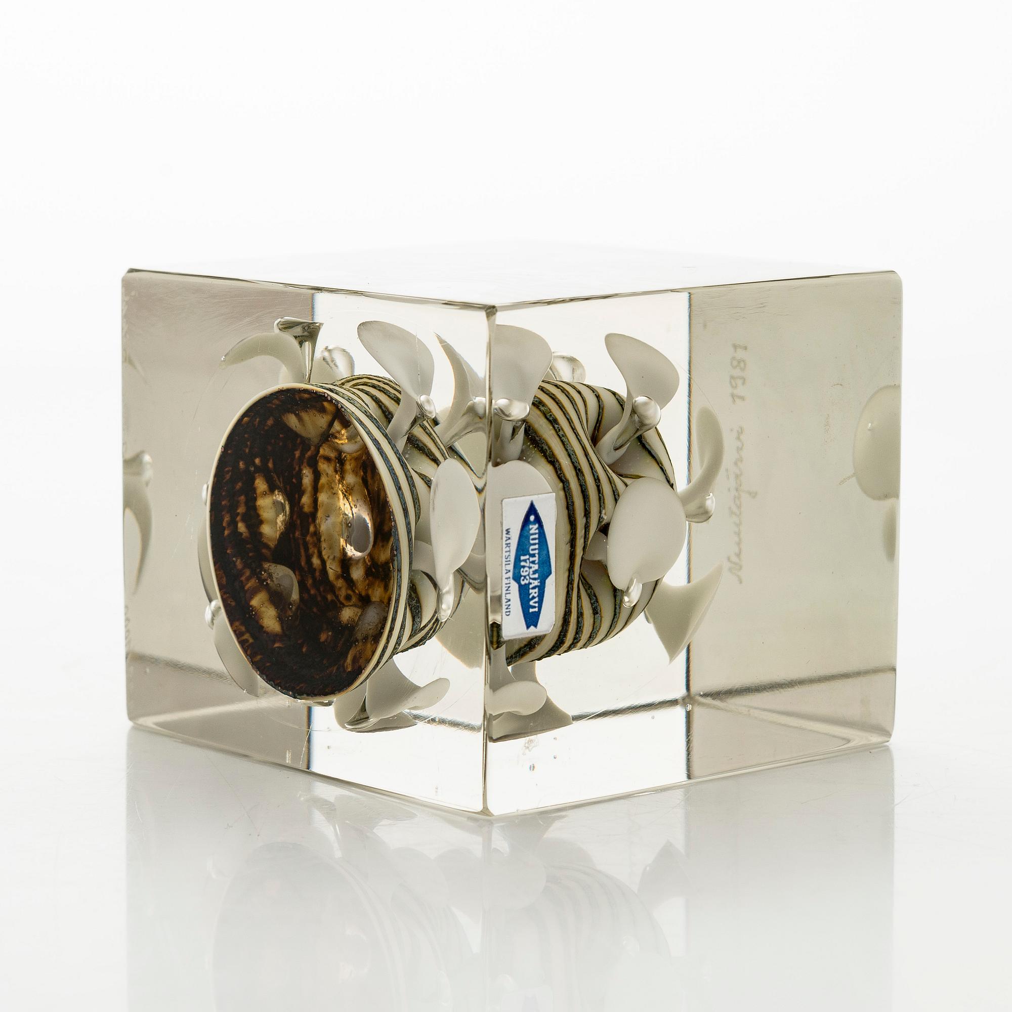 Oiva Toikka, årskub, signerad Oiva Toikka, Nuutajärvi 1981, numrerad 229/1000.