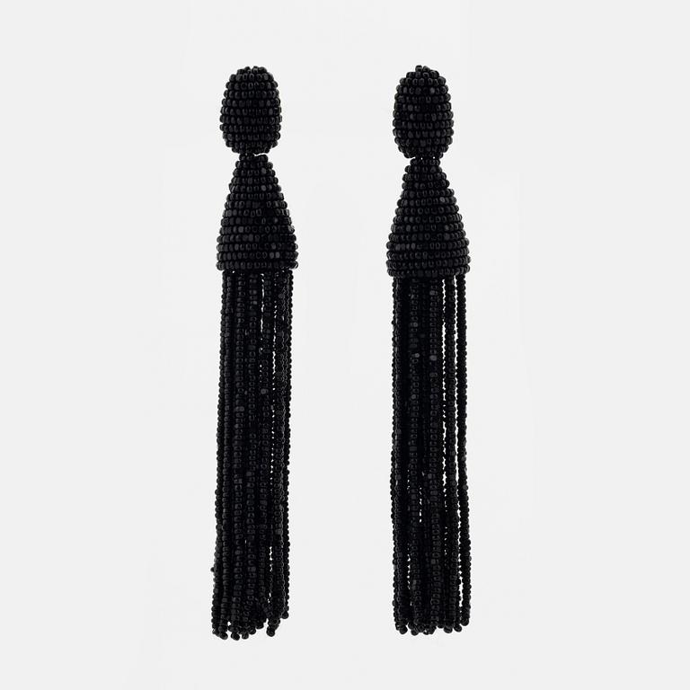 Oscar De La Renta, a pair of clip-on glasspearl earrings.