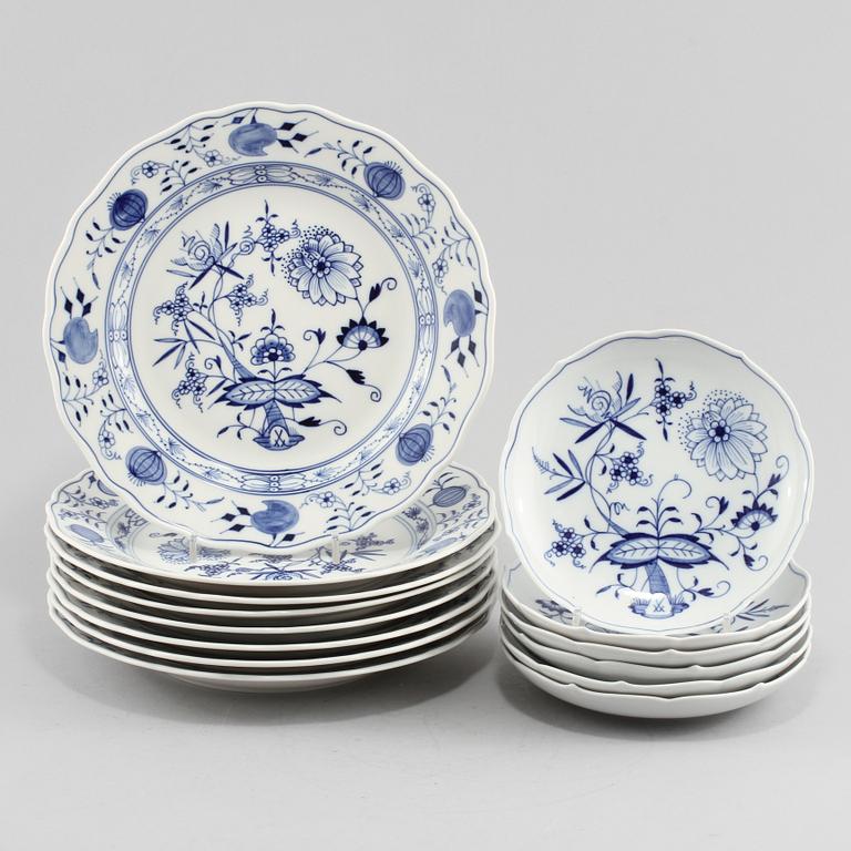 SERVISDELAR, 14 delar, porslin, "Lökmönstret", Meissen, 1900-talets andra hälft.