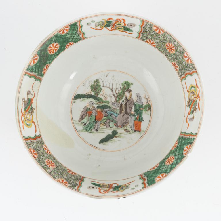 A Chinese famille verte bowl, Qing dynasty, 19th century.