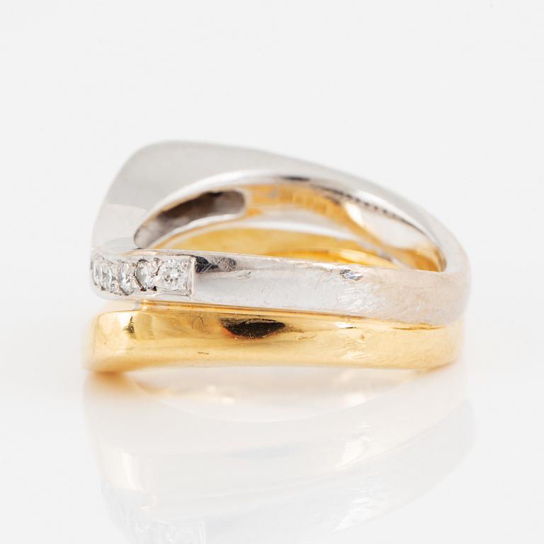 ENGELBERT, Ring, vit- och gult guld, en rad med briljantslipade diamanter.