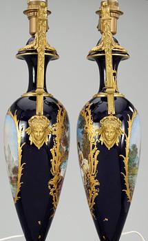 BORDSLAMPOR, ett par, porslin o förg brons. Sèvres-liknande märke. Louis XVI-stil. Målarsign. H.Bituvin.