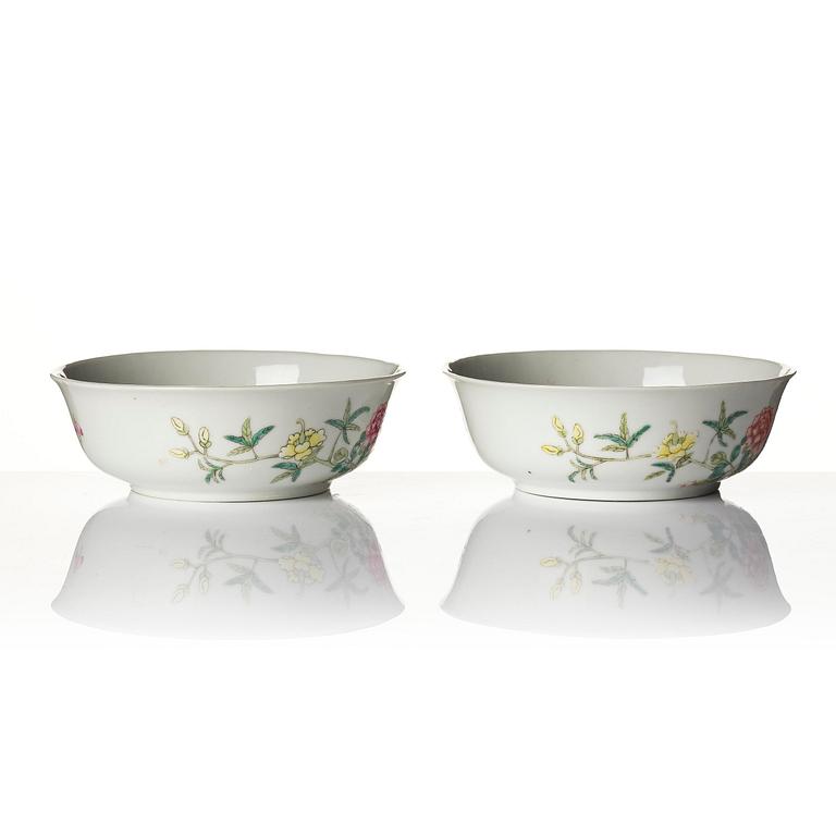 A pair of famille rose 'magnolia' bowls, late Qing dynasty.
