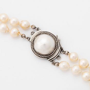 Two strand cultured pearl necklace, clasp silver with with mabé pearl.