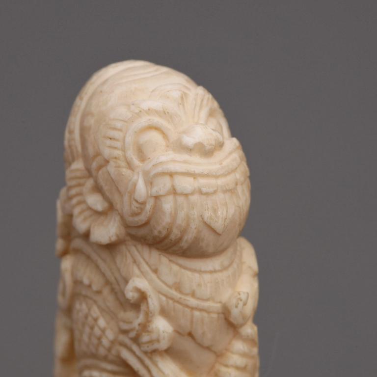 FIGURIN samt KNIVSKAFT, ben, Kina, sekelskiftet 1900.