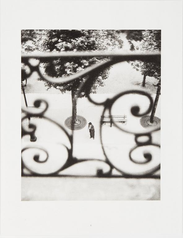 WILLY RONIS, Limited Edition Portfolio with 12 Collotype Plates, signed and numbered 238/290 on the colophon.