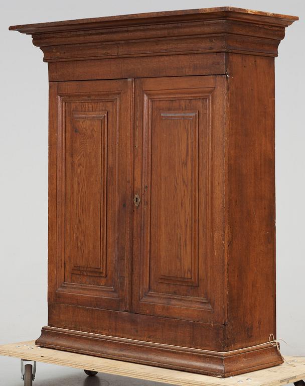 ÖVERSKÅP, 1700-tal.